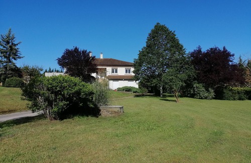 Dommartin House | A bright and relaxing room in an idyllic setting for holidaymakers and students.