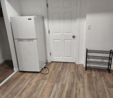 Ottawa Division Apartment | A Bright Cozy 1 Bedroom Unit in the Basement