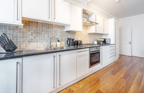 London City Centre Apartment | A/C ❄️ · Lift 🛗 · EarlyDrop ⏰📥 · FlexPolicy 🔁 · King 🛏️ · Full Kitchen 👩‍🍳