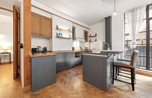 Fitzrovia Apartment | ❄️ A/C | 👑 SuperKing | 🔓 FlexPolicy | ⏰ EarlyDrop | 🌞 Balcony | 🧼 W/D