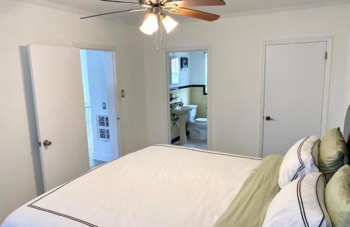 Juno Ridge Apartment | (A) Casa Azul. Minutes from the Beach & Mall