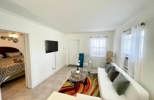 Juno Ridge Apartment | (A) Casa Azul. Minutes from the Beach & Mall