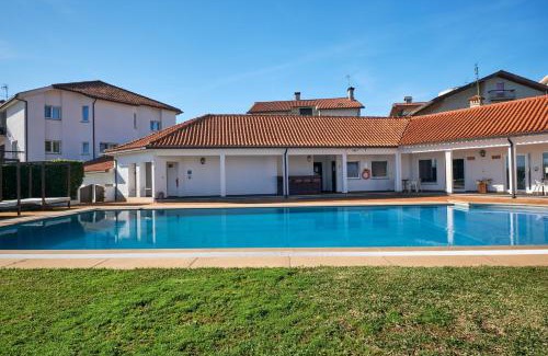 Santa Comba Dao House | A Casa Branca - with Pool & Jacuzzi