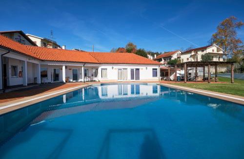 Santa Comba Dao House | A Casa Branca - with Pool & Jacuzzi