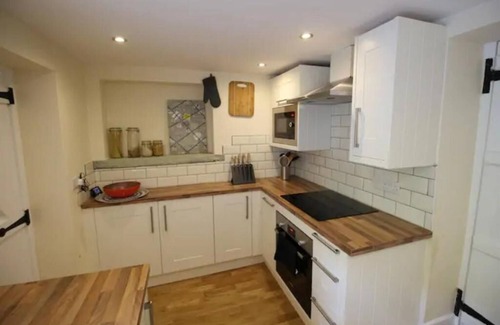 Crickhowell House | A charming and cosy cottage, centrally located on Bridge Street.