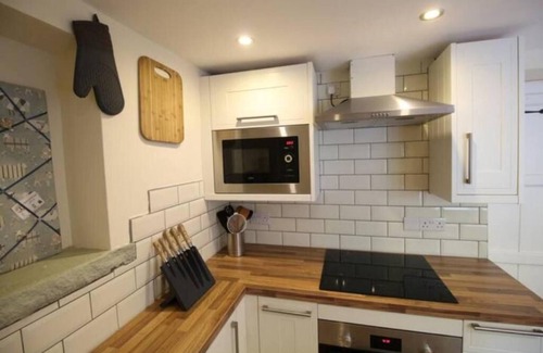 Crickhowell House | A charming and cosy cottage, centrally located on Bridge Street.