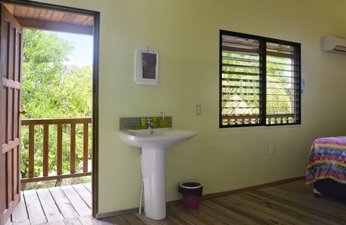 Hopkins House | A comfortable, affordable guesthouse located right near the beach.