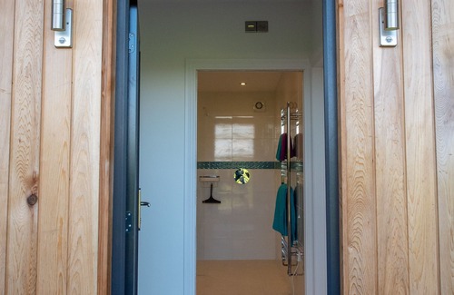 Raymonds Hill Ski Chalet | A contemporary cedar clad lodge adjacent to a national cycle route