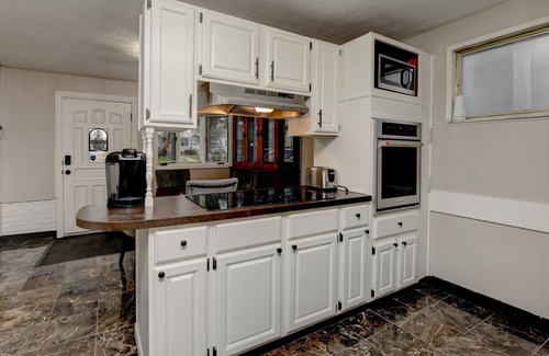 Sharon Heights House | A Couple's Urban Get-A-Way Bungalow Under The Pines