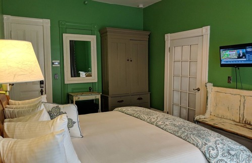 Shelburne Bed & Breakfast | A cozy 1st Floor King B&B room in Downtown Shelburne - Delicious Breakfasts! SHE
