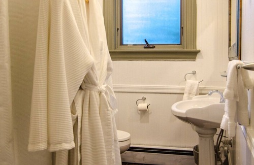 Shelburne Bed & Breakfast | A cozy 1st Floor King B&B room in Downtown Shelburne - Delicious Breakfasts! SHE