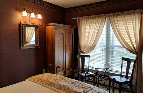 Shelburne Bed & Breakfast | A cozy 2nd Floor Queen Room 143 sqft Bed & Breakfast in Downtown Shelburne! TRA