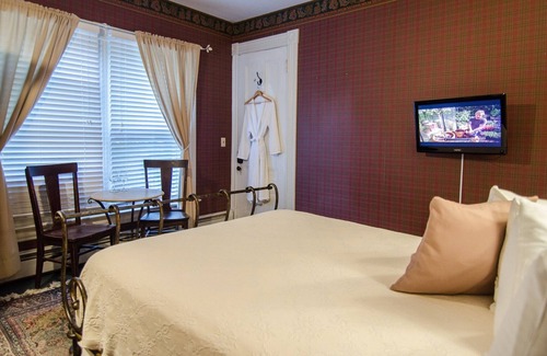 Shelburne Bed & Breakfast | A cozy 2nd Floor Queen Room 143 sqft Bed & Breakfast in Downtown Shelburne! TRA