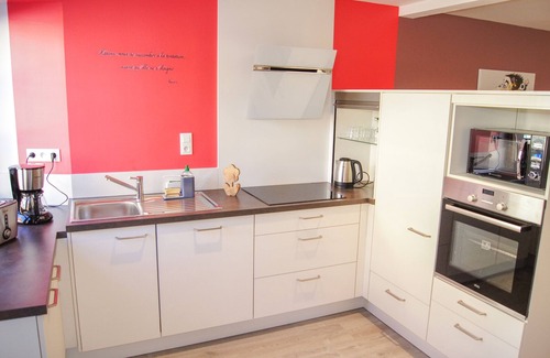 Rosheim Apartment | A cozy and comfortable cottage with a view of the Romanesque house