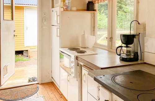 Fristad House | A cozy cottage with a beautiful, large terrace near the lake awaits you.