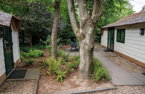 Ermelo House | A cozy farmhouse-style cottage in a wooded area with plenty of privacy. Want to get away from it all and enjoy nature? This is possible in this comfortable 4-person accommodation at the Heivlinder near the Speulder Forest and the moors of Ermelo!