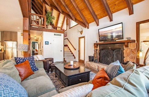 Kingswood Estates House | A-Frame Cabin | Hot Tub BBQ Family Fun