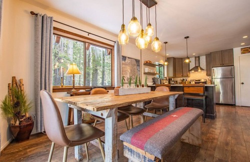 Kingswood Estates House | A-Frame Cabin | Hot Tub BBQ Family Fun