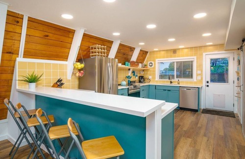 Lincoln City House | A-Frame | Free Wine | Hot Tub | Sauna | Walk2Beach