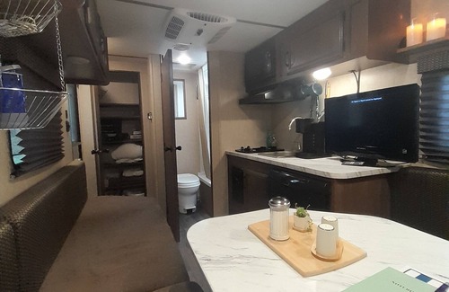 Lancaster RV Rental | A full glamping experience that lets you escape & enjoy the serenity of nature.