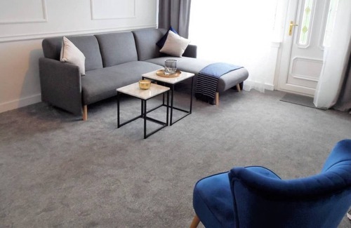 Johnstone House | A fully equipped house in a residential area not far from Glasgow Airport and M8 Motorway.