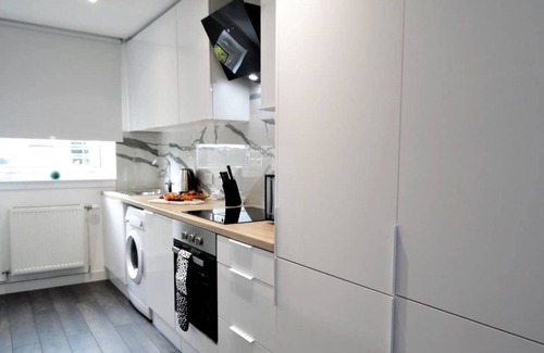 Johnstone House | A fully equipped house in a residential area not far from Glasgow Airport and M8 Motorway.