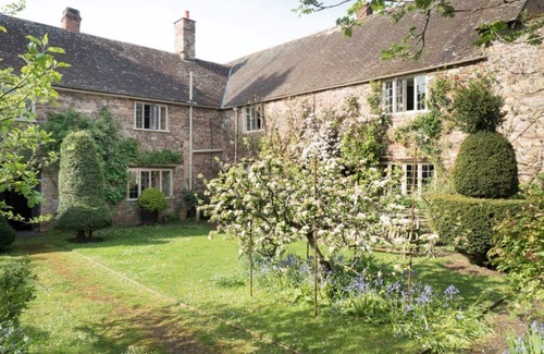 Dunster Cottage | A HEAVENLY RETREAT WITH OFF-STREET PARKING