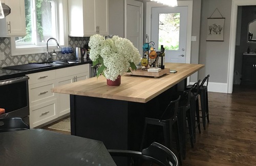 Utterson Cottage | A Hidden Gem with Sandy Shore Memories and Island Views.