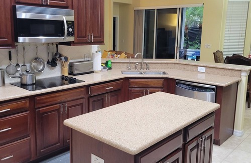 Plymouth House | A Hidden Gem, A Cozy 4-bedroom 3 bath house in gorgeous Apopka with WiFi, AC