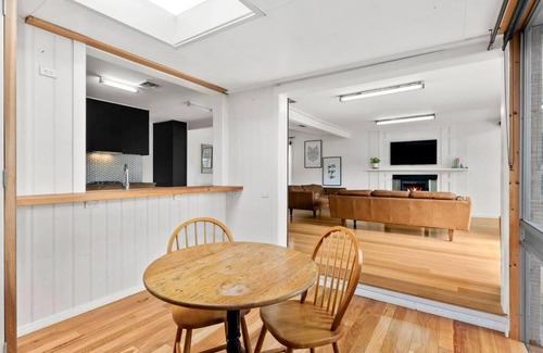 Herne Hill House | A Knight In - sleeps 6 - Winter Deal - 1pm Checkout!