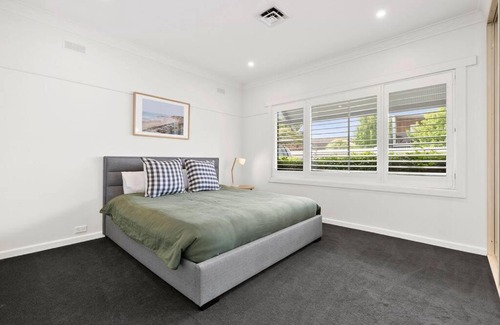 Herne Hill House | A Knight In - sleeps 6 - Winter Deal - 1pm Checkout!