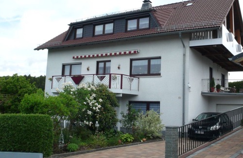Schoffengrund Apartment | A lawn and a terrace invite you to linger and relax.