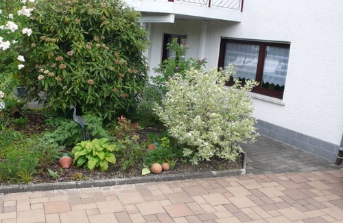 Schoffengrund Apartment | A lawn and a terrace invite you to linger and relax.