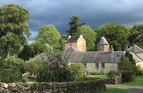 Kirkton Manor Cottage | A light filled studio space, with large bathroom and balcony bedroom