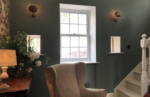 Kirkton Manor Cottage | A light filled studio space, with large bathroom and balcony bedroom
