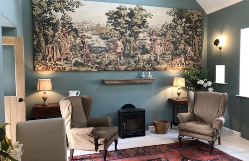 Kirkton Manor Cottage | A light filled studio space, with large bathroom and balcony bedroom