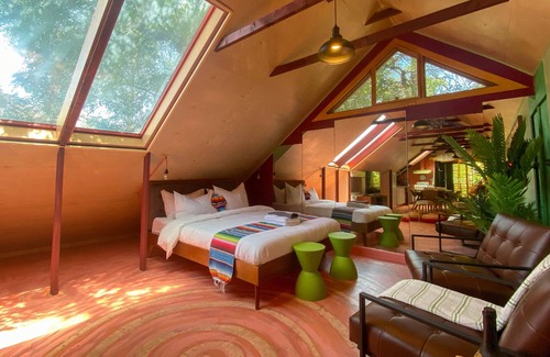 University Heights House | A+ Location!! Artist Oasis! Pool! 8Bed Sleeps 14