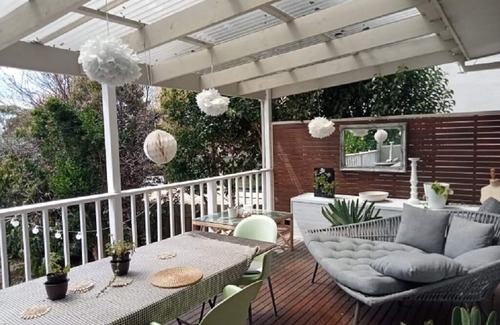Dromana House | A lovely boutique home with big garden and sea views