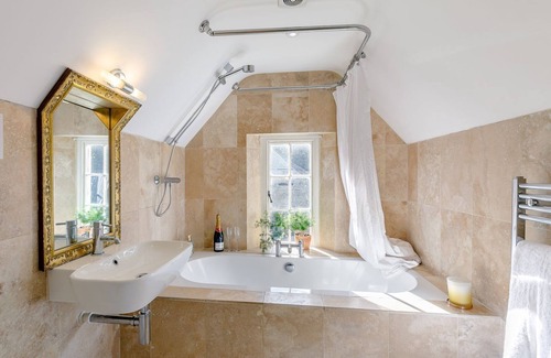 Leadenham Cottage | A lovely cottage ideal for a relaxing break, with park walks, a nearby gastro-pub and tearooms.