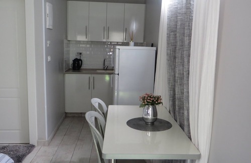 Beit Shemesh Apartment | A Luxurious Garden apartment with another private unit attached