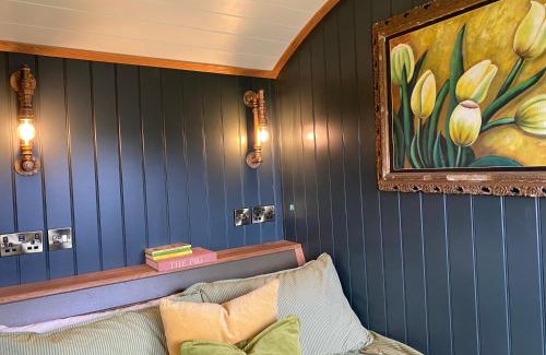 Elham House | A luxurious sunrise & sunset Shepherds Hut with wood burning stove & Hot Tub, Elham Valley, Kent