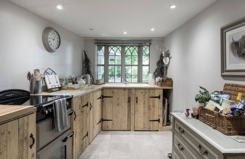 Windsor Cottage | A magical and romantic getaway near Windsor Castle and beside Windsor Great Park