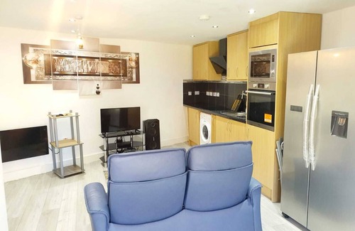 Greenhithe House | A Modern One-bedroom Detached Bungalow, With its own Private Entrance and Garden