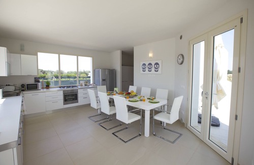 Sava Villa | A modern villa set between Sava and Campomarino in a peaceful private setting.