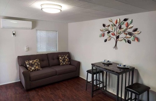 Lancaster House | A newly remodeled 1BD&1BR private whole Guest-home to yourself!