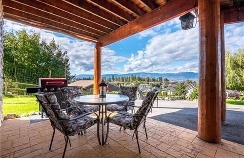 Upper Mission House | A Okanagan Lakeview Inn
