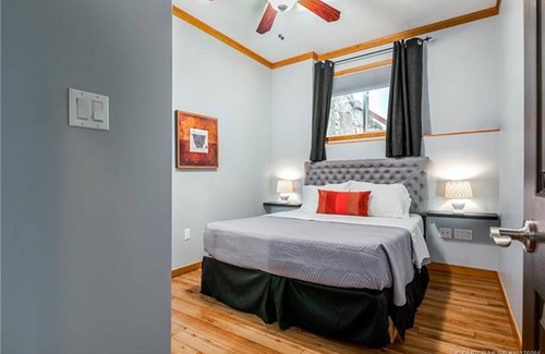 Upper Mission House | A Okanagan Lakeview Inn