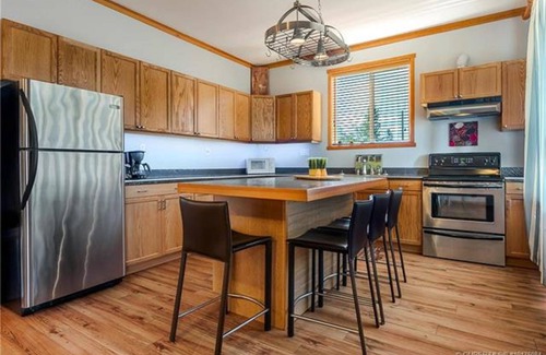 Upper Mission House | A Okanagan Lakeview Inn