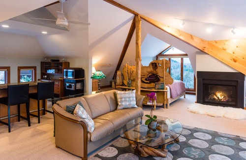 Moretown House | A peaceful luxurious retreat with stunning mountain views & nearby skiing!