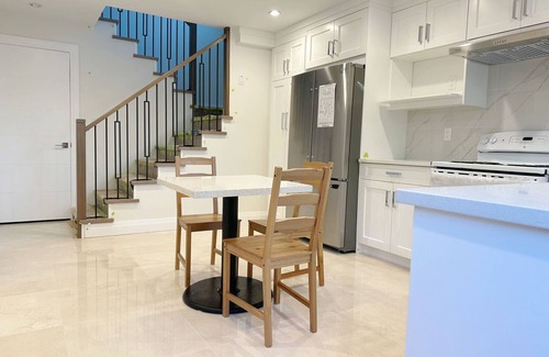 Arbutus Ridge House | A peaceful, quiet second-floor room for staying (W)